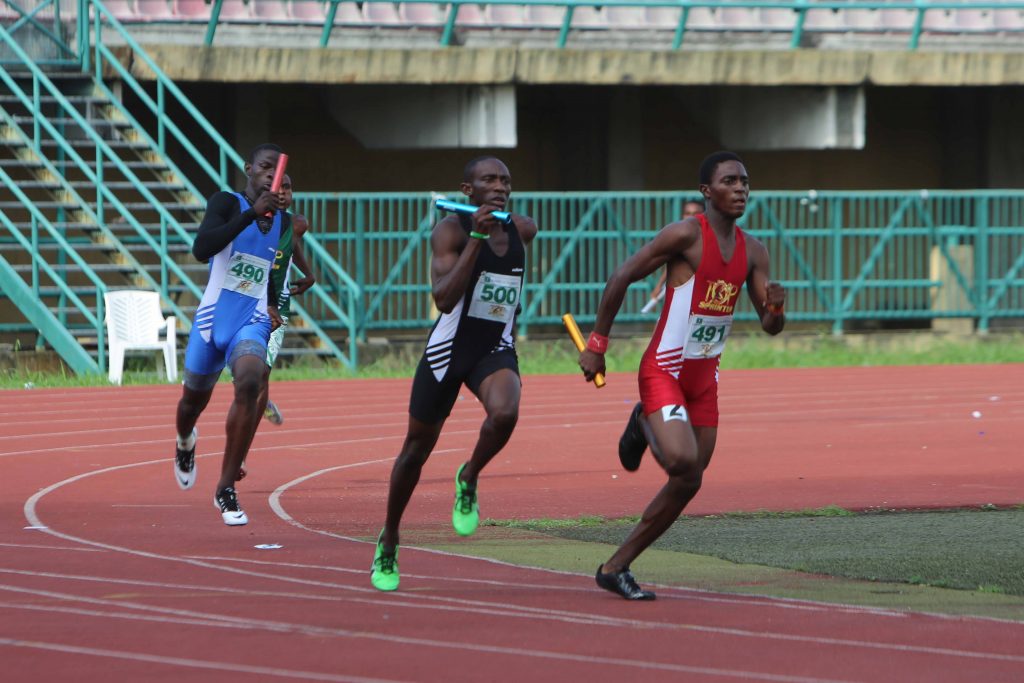 Saheed Jimoh (in red) slightly ahead of Rotji Gonap in the 4x400m relay at the 2015 Top Sprinter